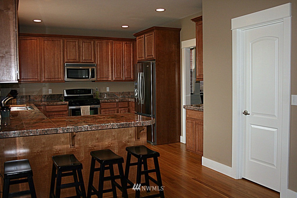 508 Kitsap Avenue Northeast Renton, WA 98059 - Photo 3 of 12