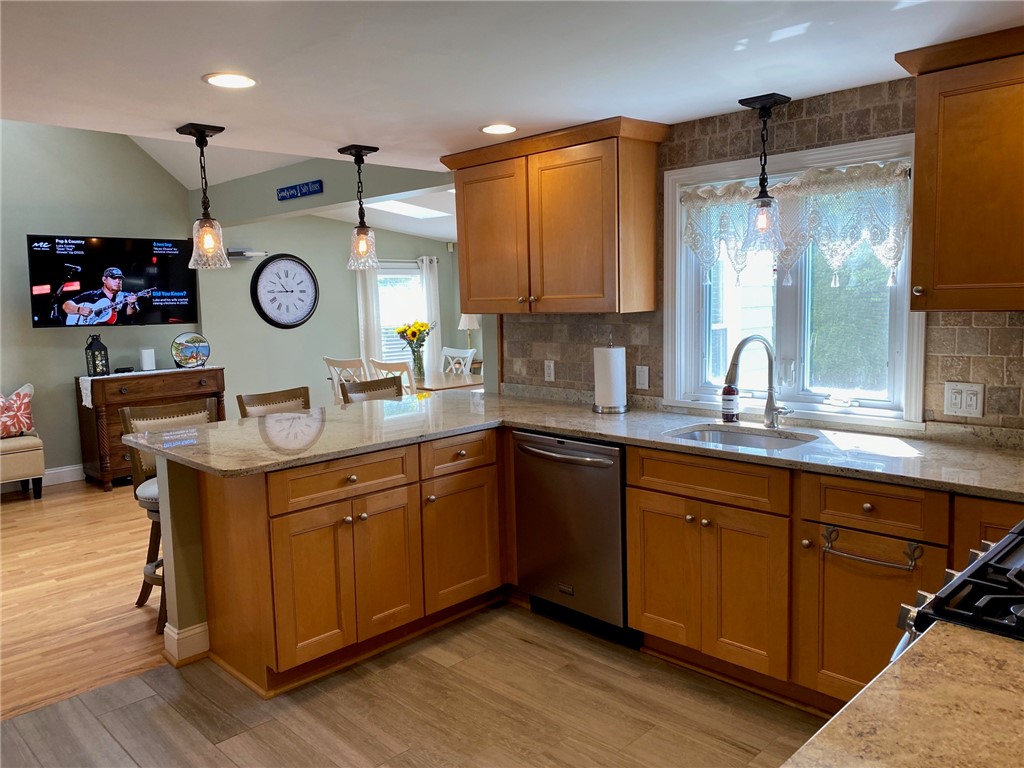 112 Park Forest Road Cranston, RI 02920 - Photo 9 of 48 Gallery Image 9