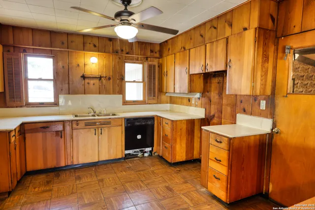 $384,500 | 728 North Getty Street, Uvalde, TX 78801