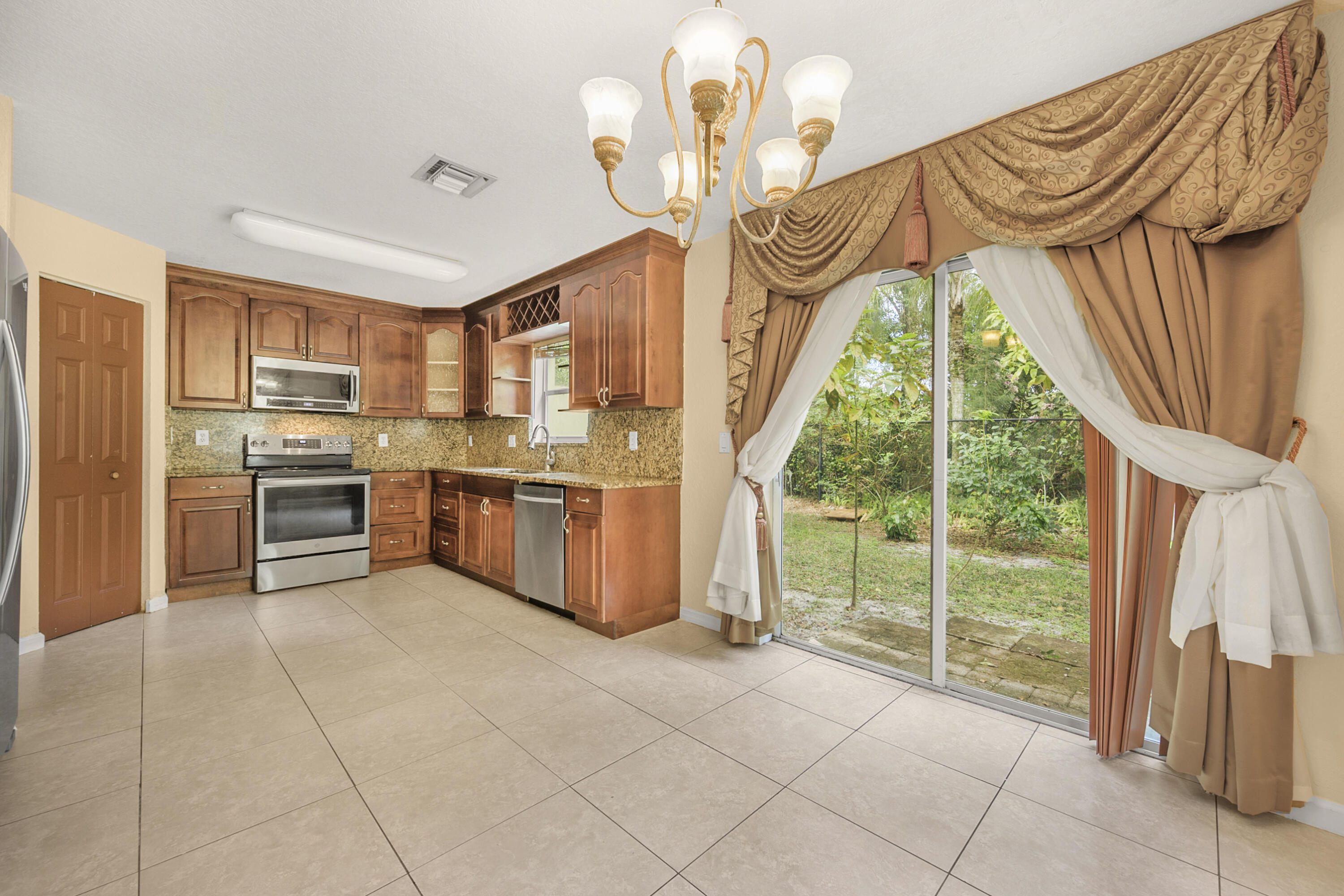 929 Imperial Lake Road West Palm Beach, FL 33413 - Photo 6 of 16 Kitchen
