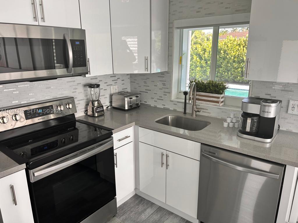 6900 Southwest 3rd Street Pembroke Pines, FL 33023 - Photo 5 of 17