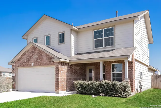a view of a house with backyard and garden