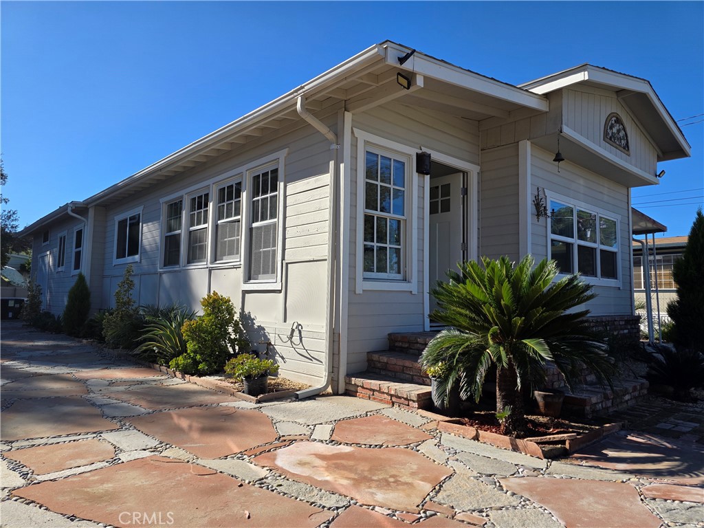 a front view of house with yard