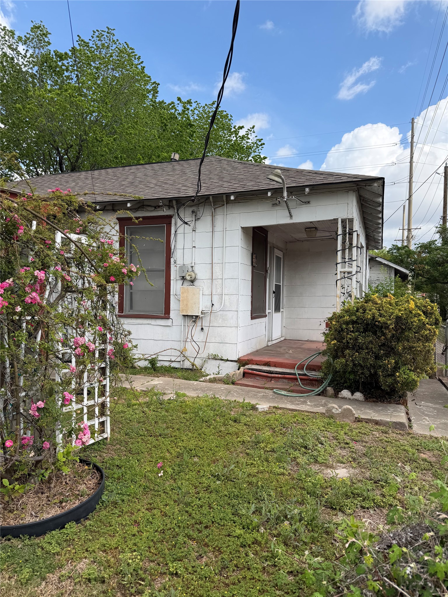 703 76th Street Houston, TX 77012 - Photo 21 of 23 a front view of a house with garden