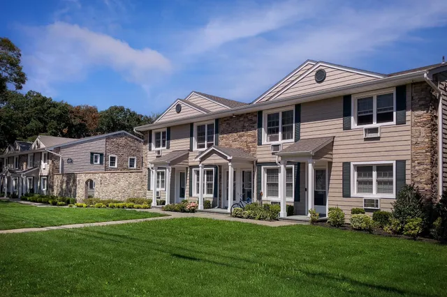 $3,070 | 61 Island Boulevard, Unit 61E, Bohemia, NY 11716