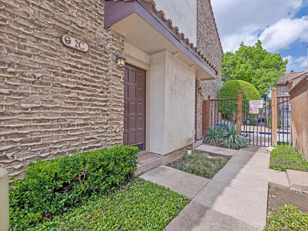 $2,100 | 5626 Preston Oaks Road, Unit 2C, Dallas, TX 75254