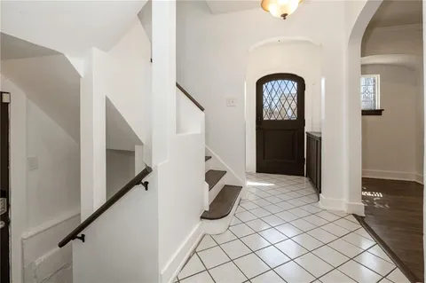 a view of entryway with livingroom