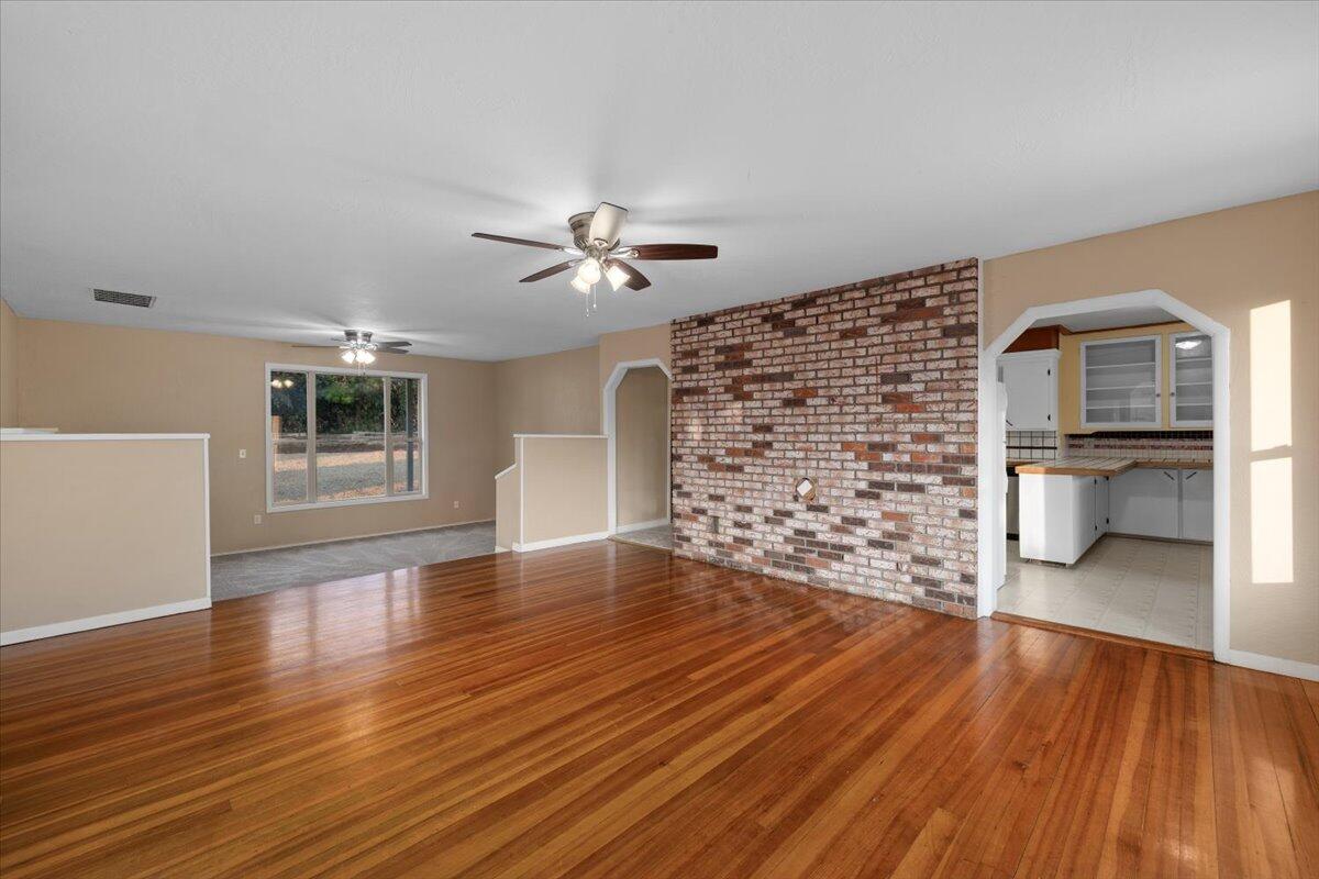 202 Pleasant View Talent, OR 97540 - Photo 14 of 65 Liv:kitchen