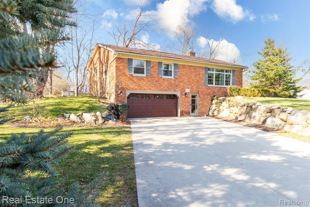 2236 Oklahoma Avenue Rochester Hills, MI 48309 - Photo 2 of 57