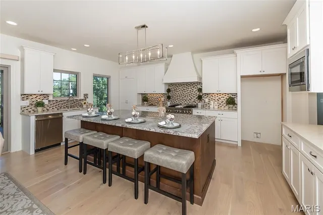 $1,825,000 | 111 North Mosley Road, St. Louis, MO 63141