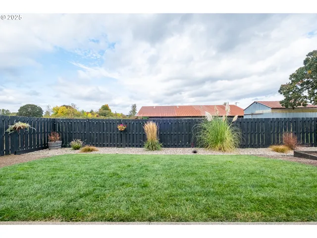 a view of a backyard