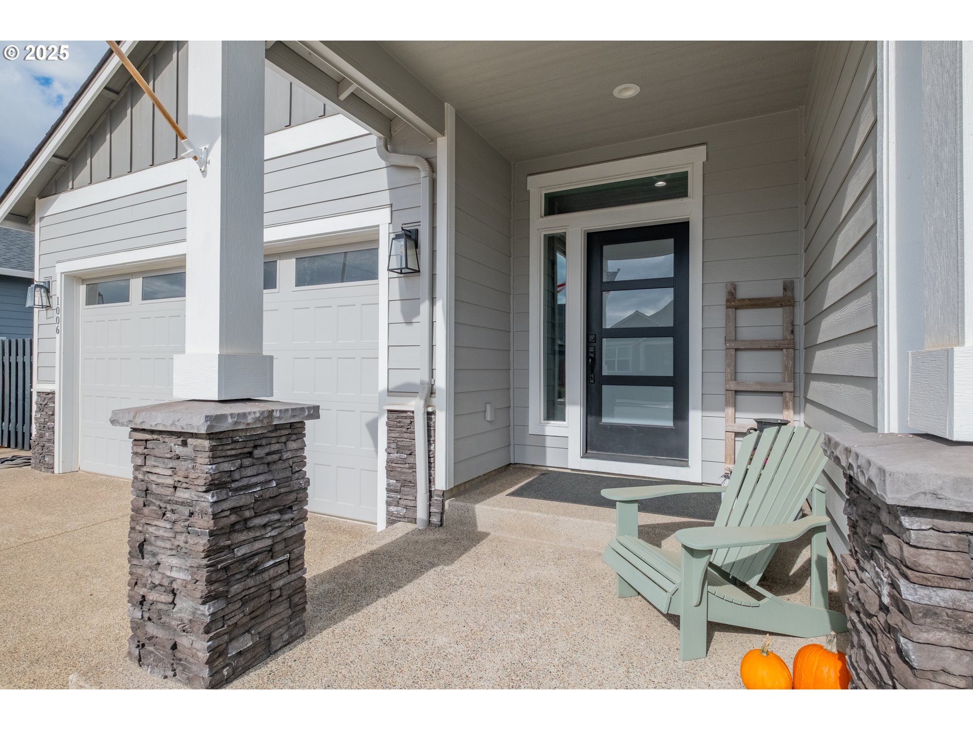 1006 Sassafras Street Independence, OR 97351 - Photo 6 of 47 a view of outdoor space and living room