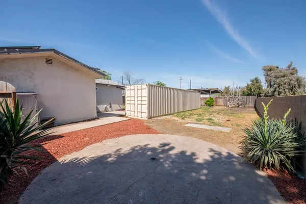 a view of a backyard