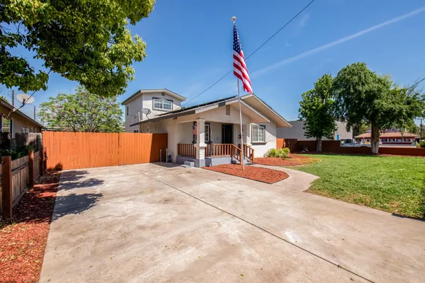 a view of a house with a yard