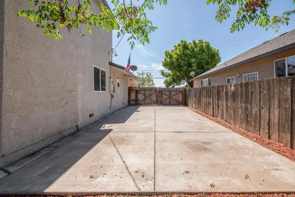 a view of a backyard