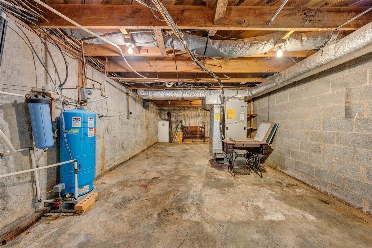 2555 Morgans Mill Road Goodview, VA 24095 - Photo 39 of 114 Storage