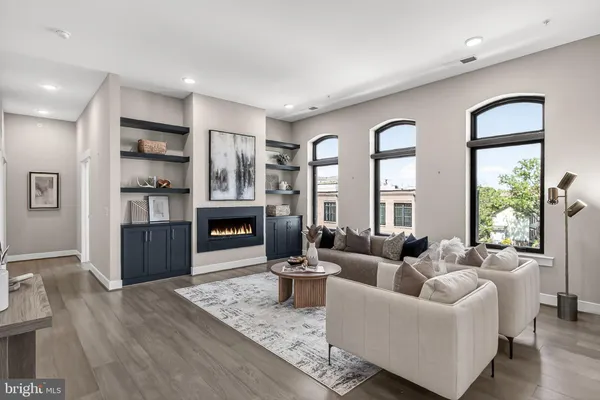 $932,900 | 2 Stationmaster Street Southeast, Unit 404, Leesburg, VA 20175