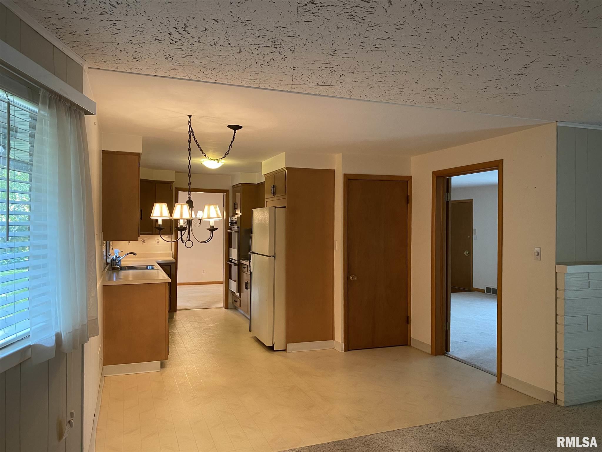 2000 Clubview Drive Springfield, IL 62704 - Photo 5 of 26