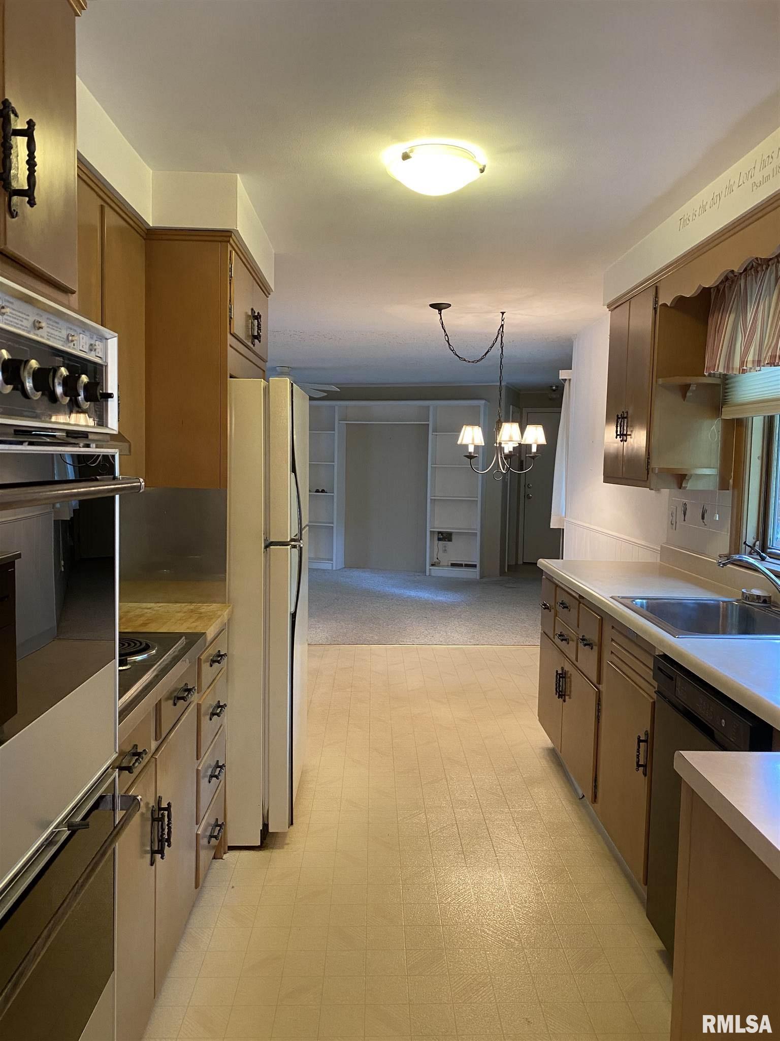 2000 Clubview Drive Springfield, IL 62704 - Photo 8 of 26