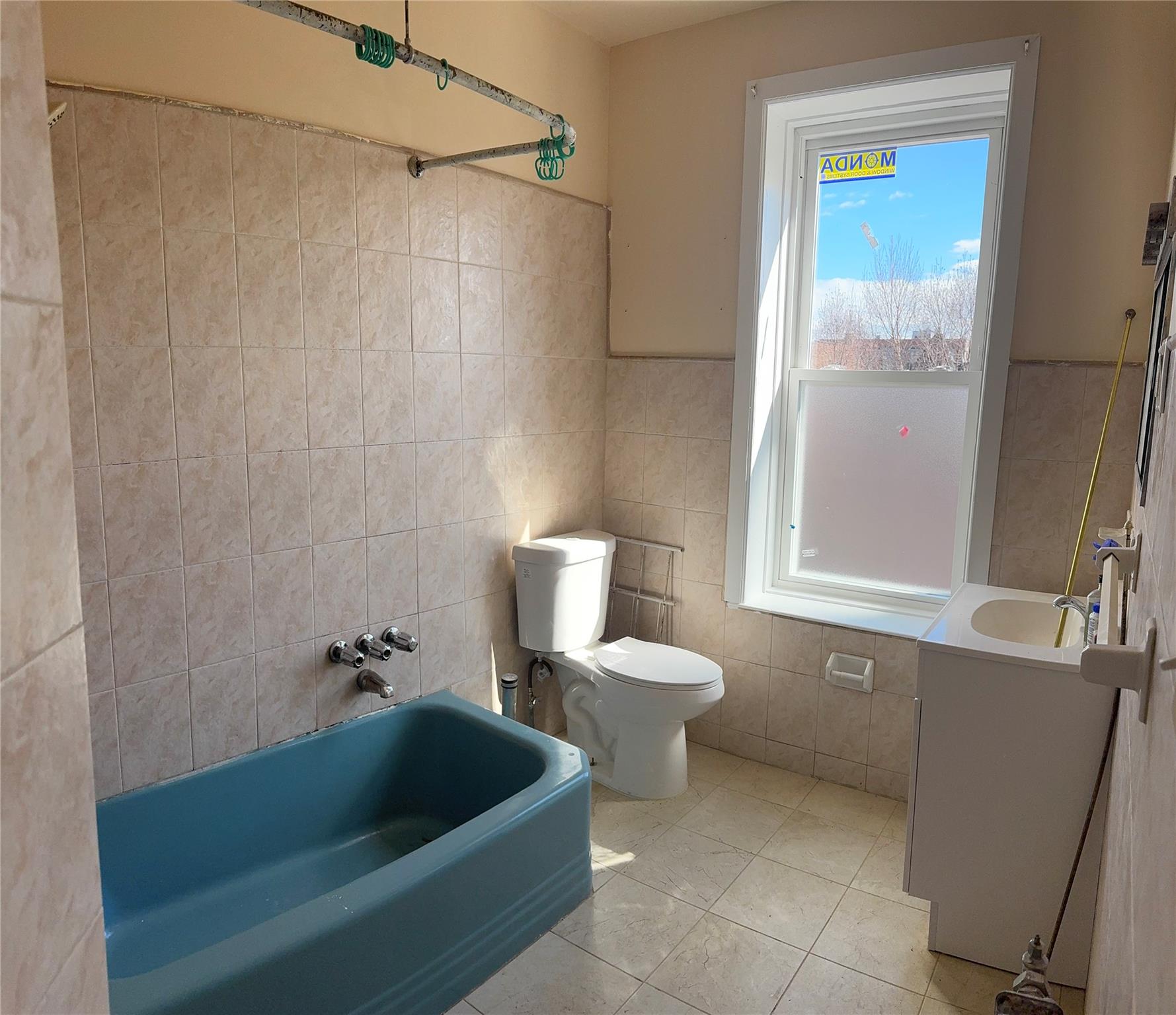776 Hewitt Place Bronx, NY 10455 - Photo 4 of 20 a bath room with a toilet and a bath tub