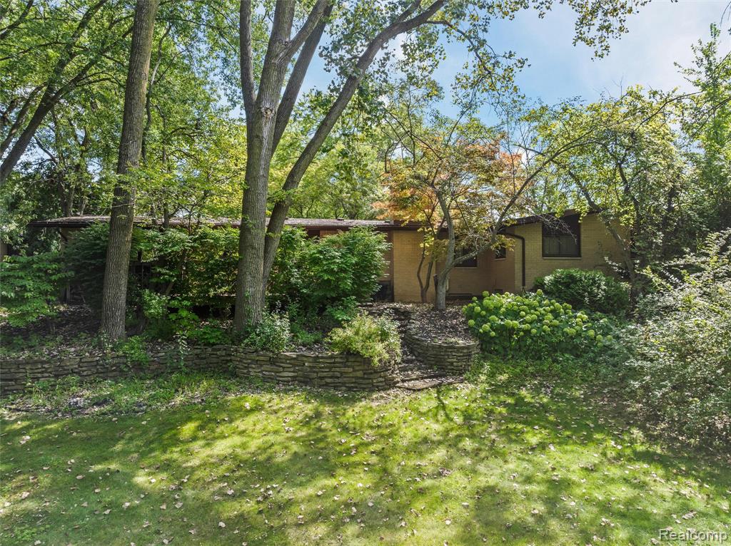 31017 Carriage Hill Road Farmington Hills, MI 48331 - Photo 7 of 39