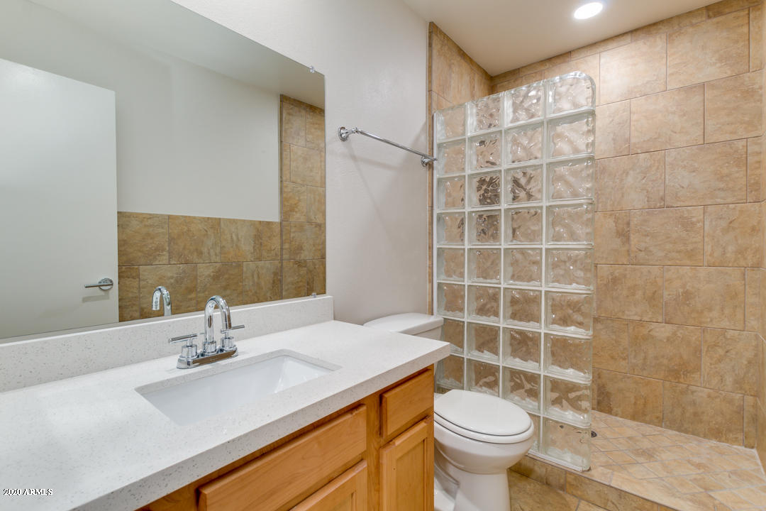 5525 East Thomas Road, Unit K11 Phoenix, AZ 85018 - Photo 26 of 43 Guest Bathroom
