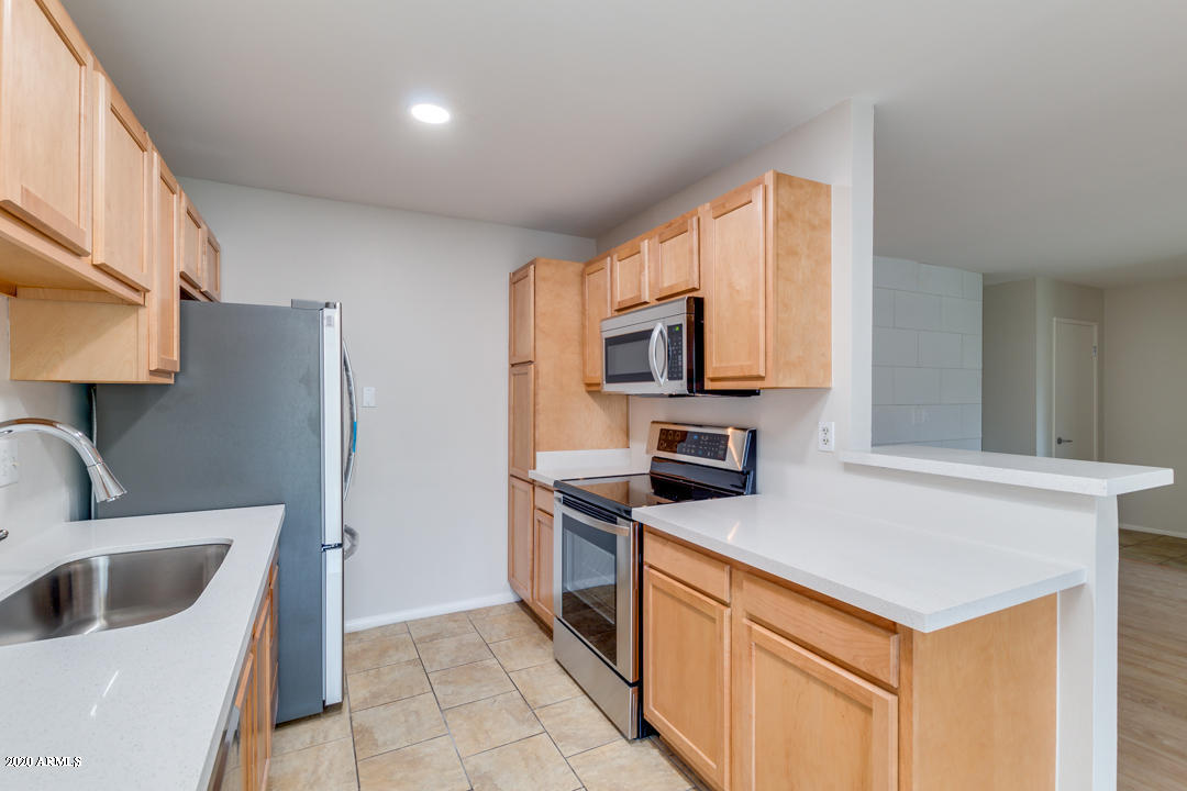 5525 East Thomas Road, Unit K11 Phoenix, AZ 85018 - Photo 7 of 43 06-Thomas