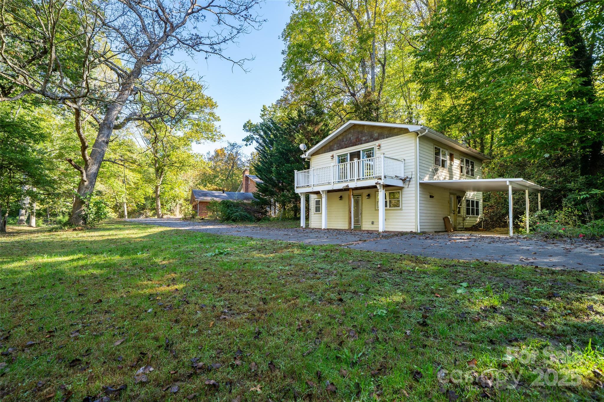 a view of a house with a yard