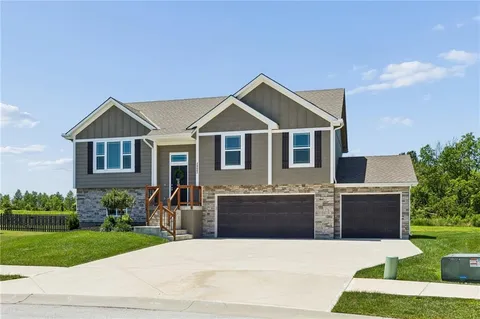 $421,599 | 20602 Copper Creek Drive, Peculiar, MO 64078