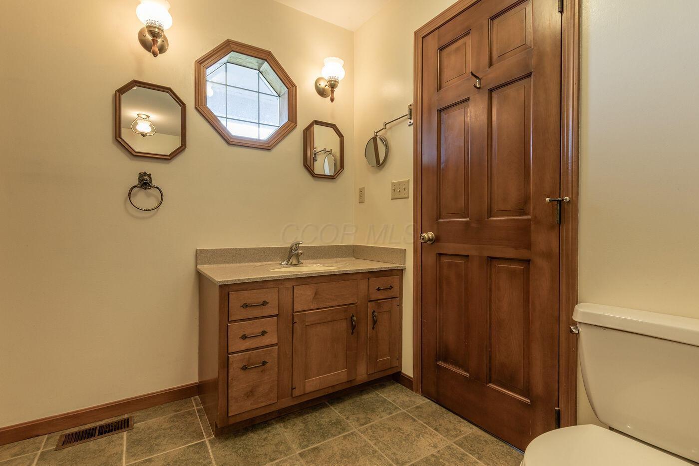 5565 Stringtown Road Northwest Baltimore, OH 43105 - Photo 31 of 61 Owner Suite