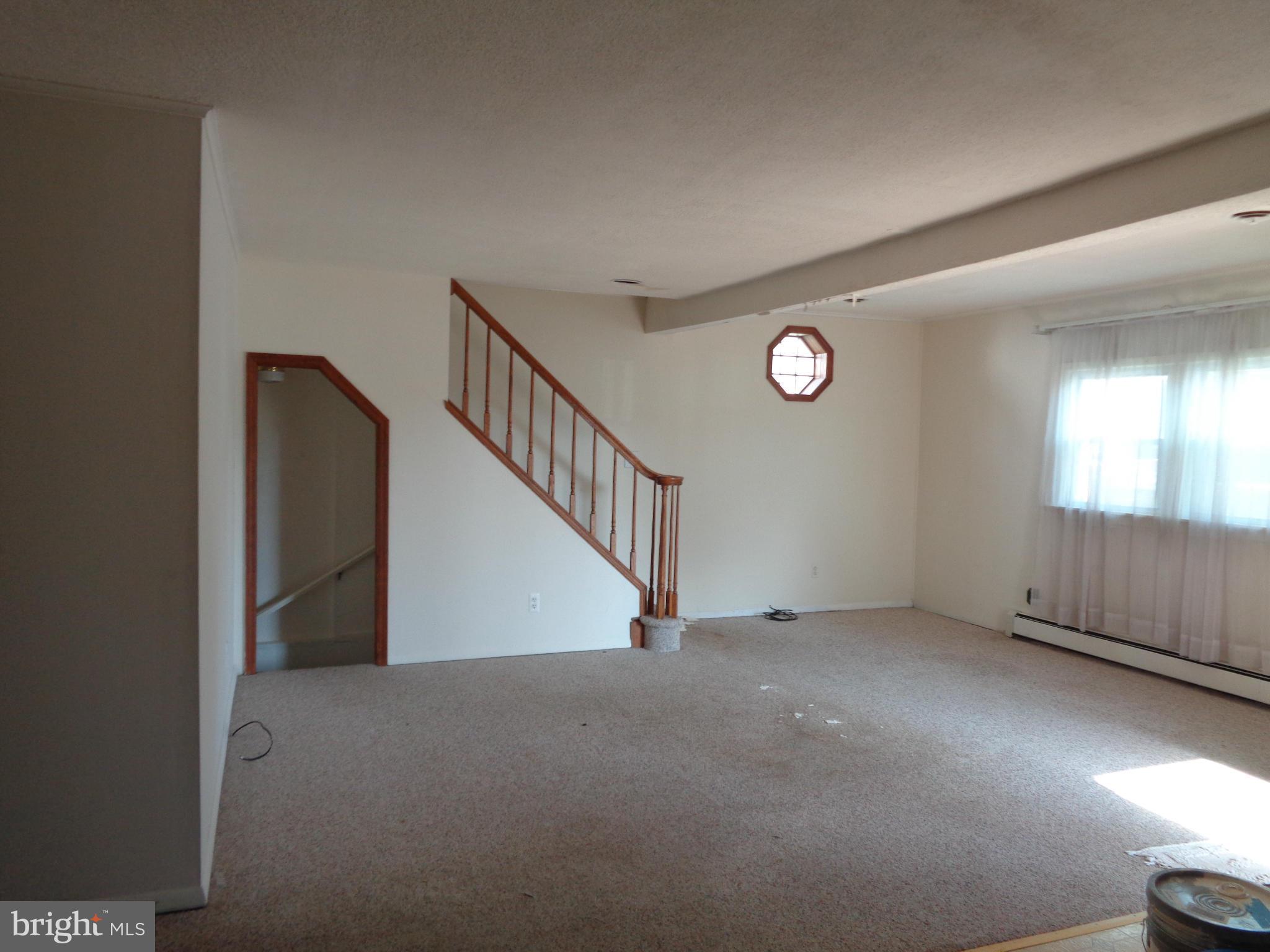 18 Riverside Road Baltimore, MD 21221 - Photo 11 of 20 Living Room