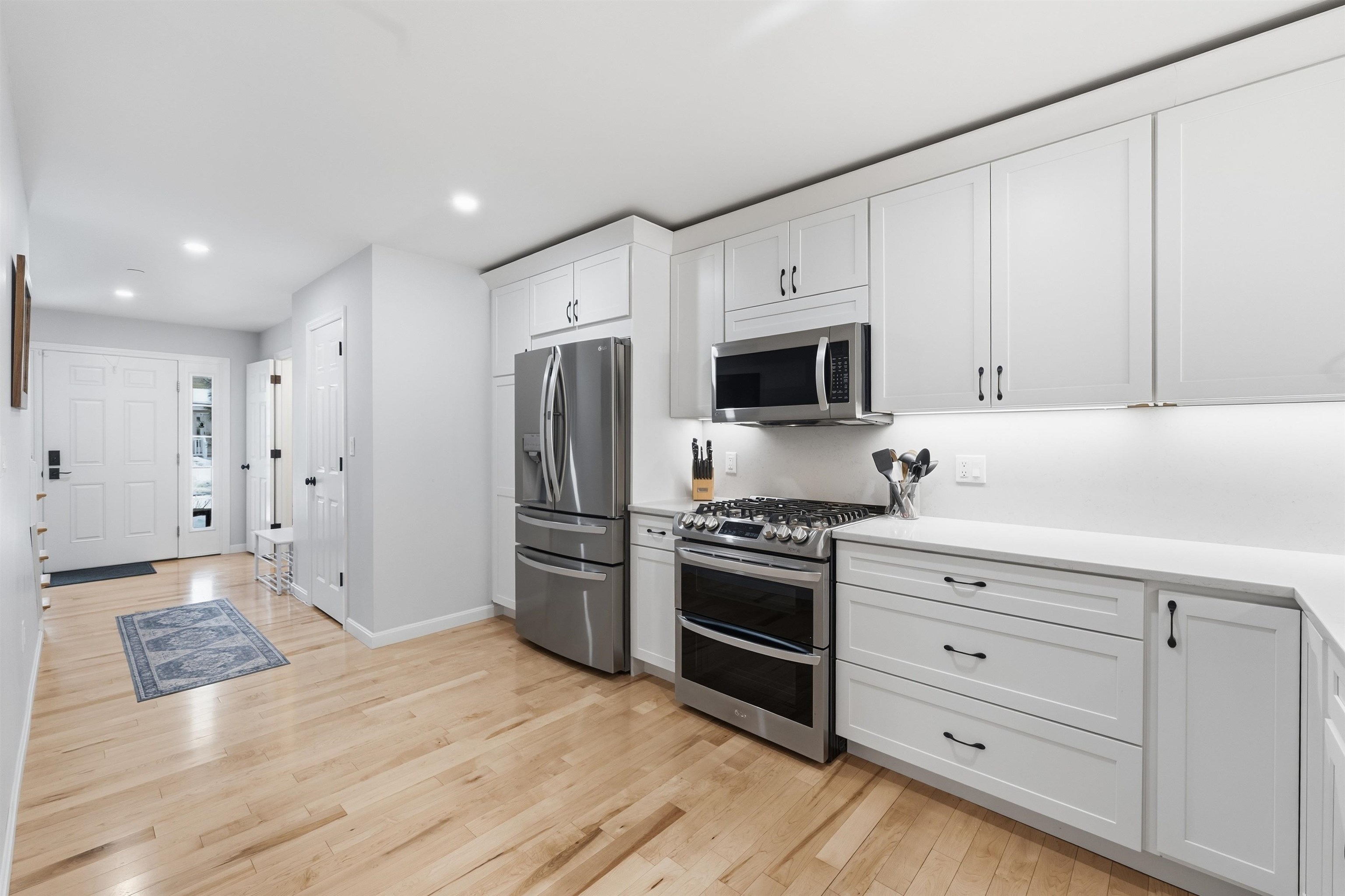 237 Woodview Way Manchester, NH 03102 - Photo 8 of 49 Gallery Image 8