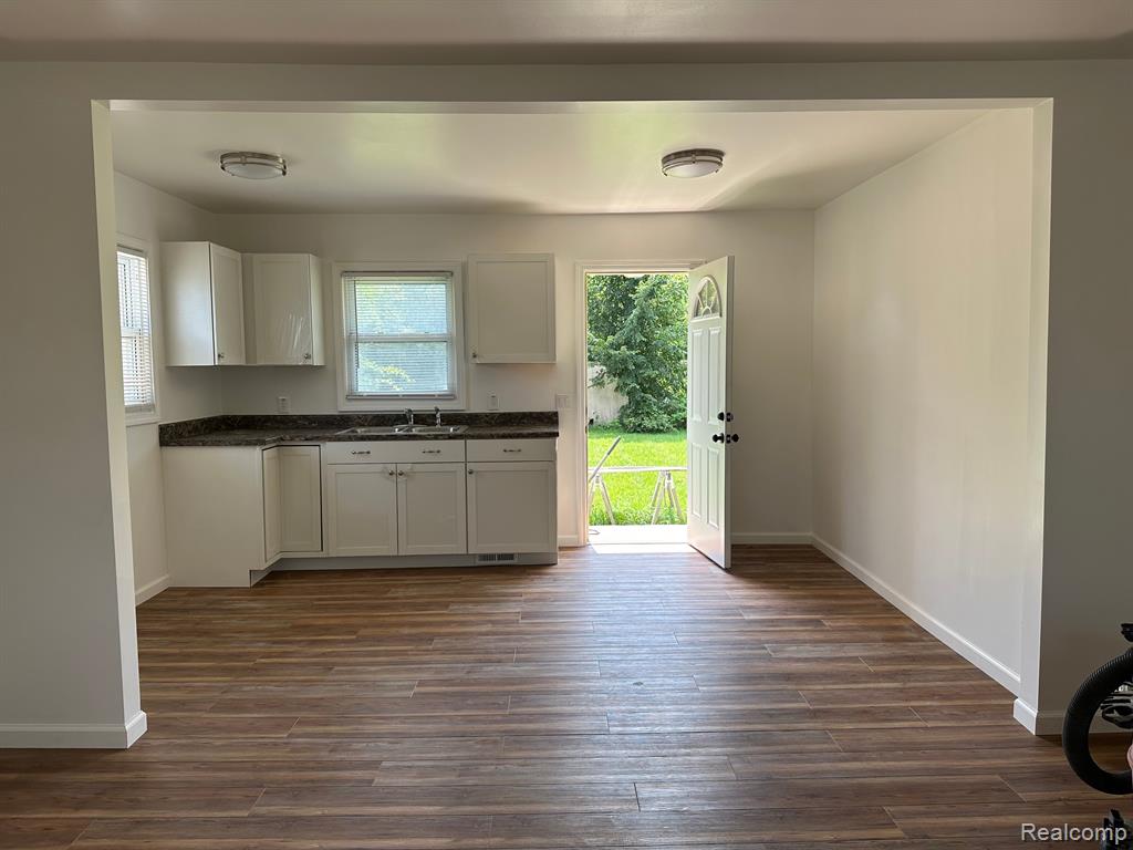 277 West Kennett Road Pontiac, MI 48340 - Photo 4 of 15 Gallery Image 4