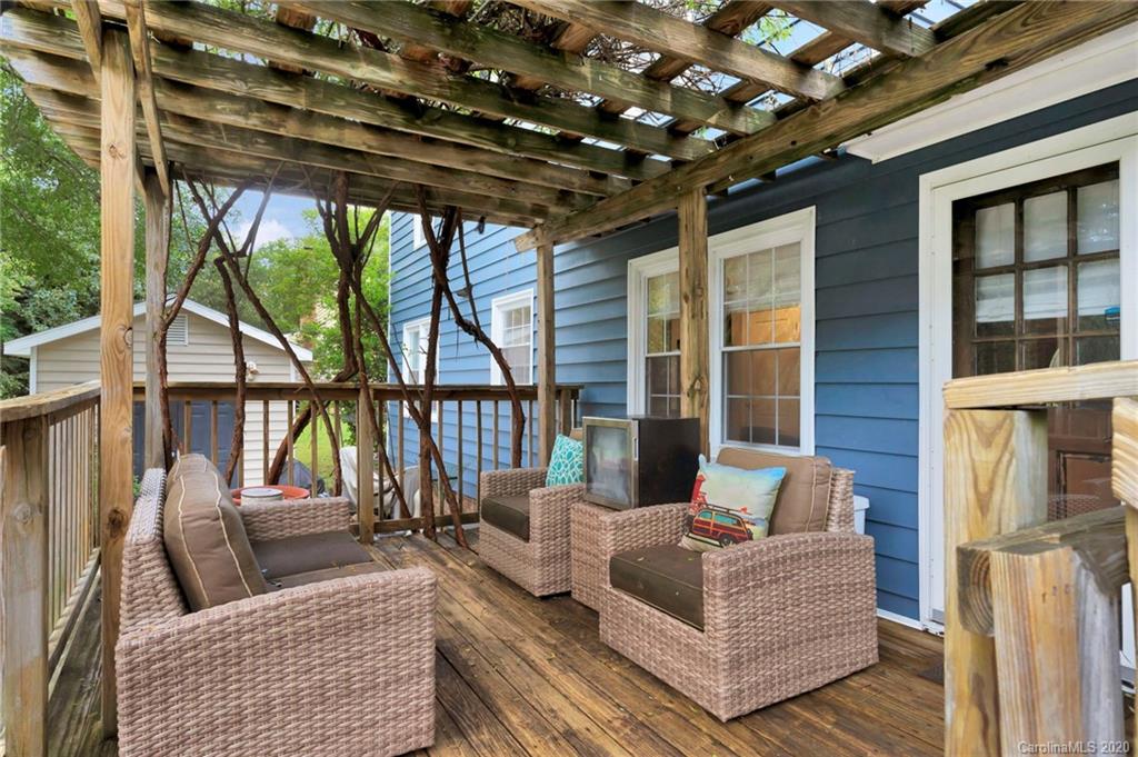 7101 Graburn Road Charlotte, NC 28226 - Photo 22 of 25 a living room with furniture and a large window