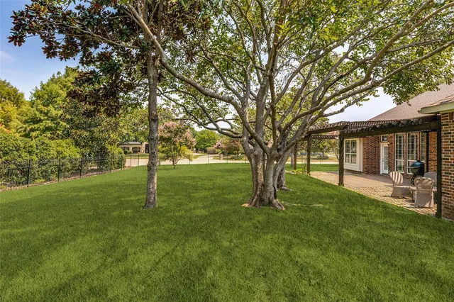 a view of a house with a backyard
