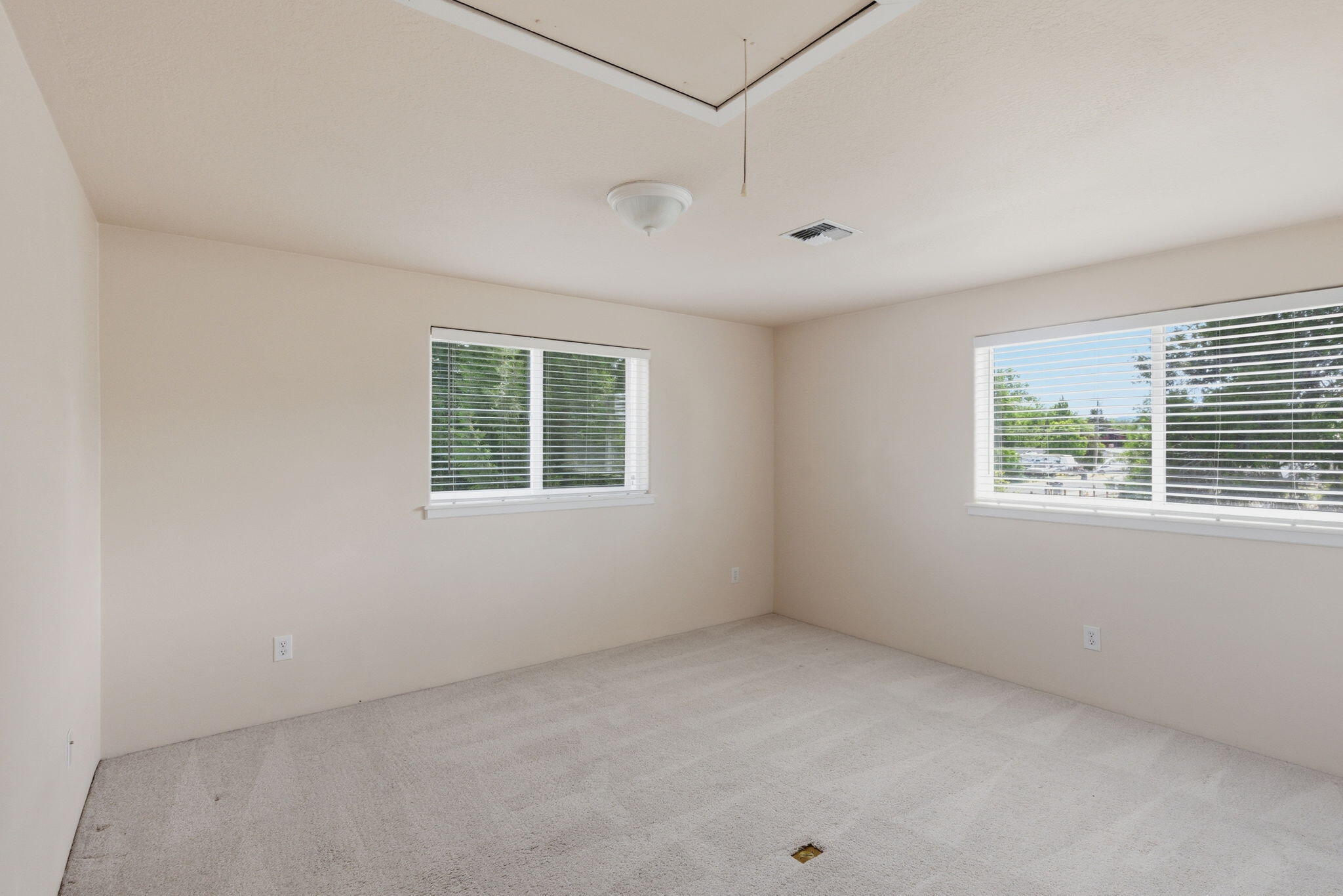 196 Nadine Lane Central Point, OR 97502 - Photo 31 of 54 an empty room with windows