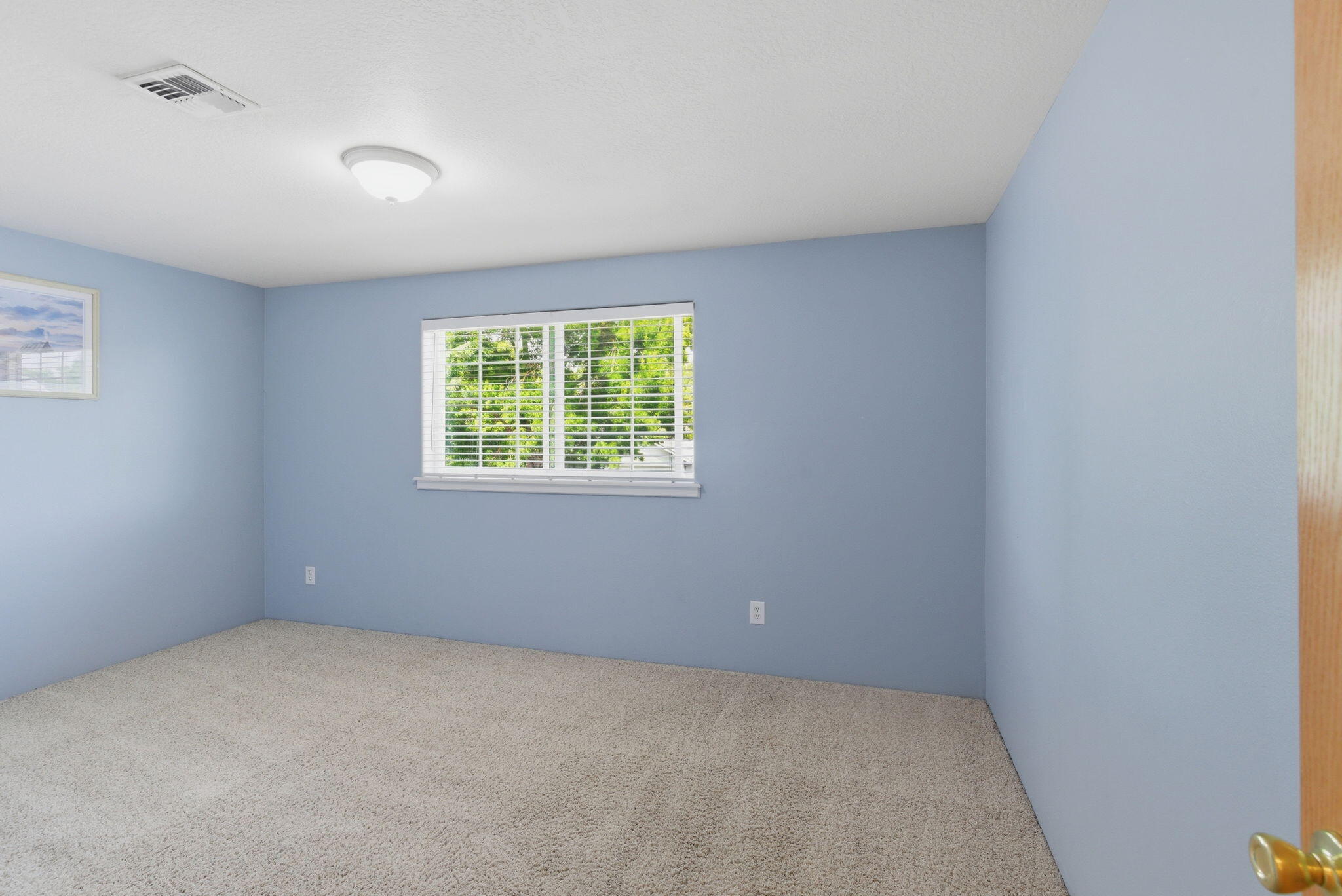 196 Nadine Lane Central Point, OR 97502 - Photo 33 of 54 an empty room with windows