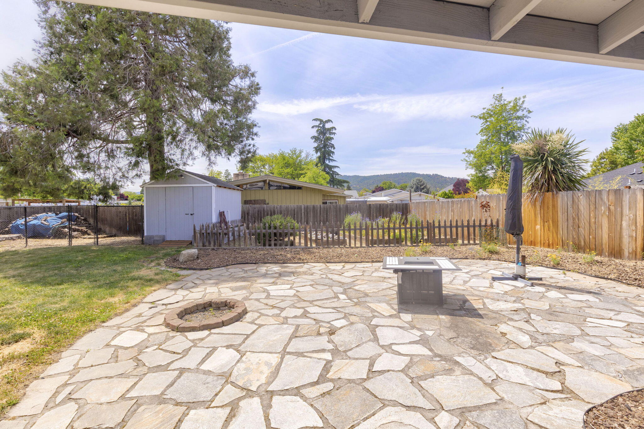 196 Nadine Lane Central Point, OR 97502 - Photo 46 of 54 mountain views from back patio