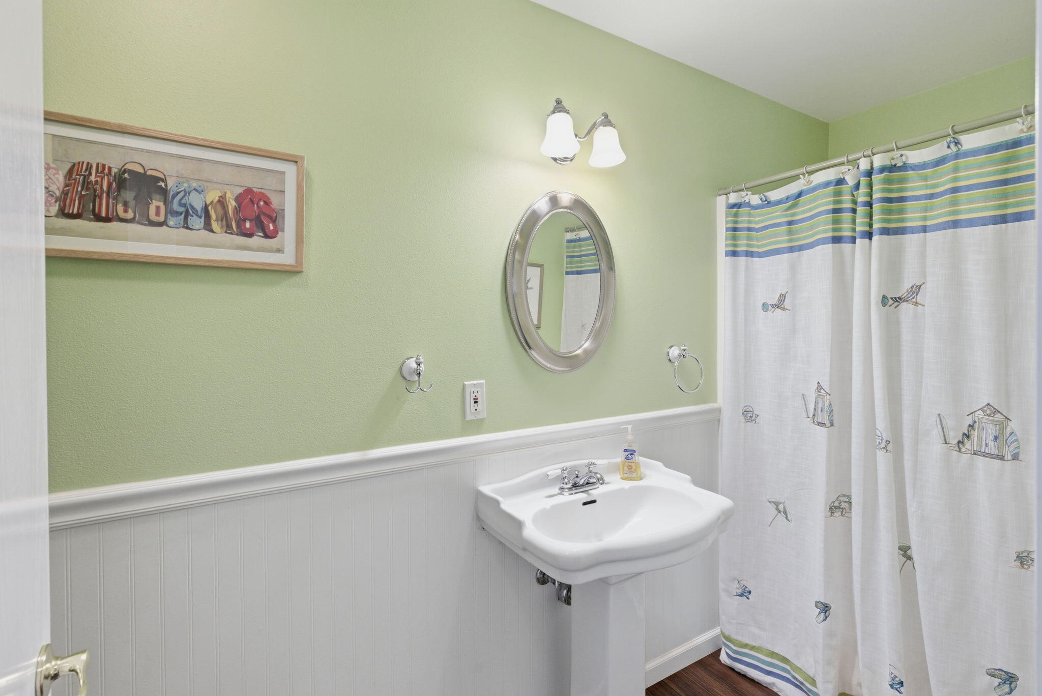 196 Nadine Lane Central Point, OR 97502 - Photo 7 of 54 a bathroom with a sink and a mirror