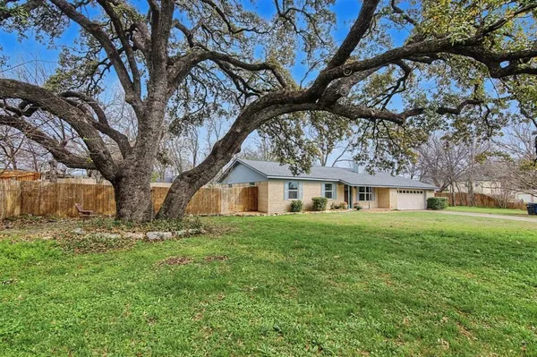 $2,000 | 405 West Torrey Street, Granbury, TX 76048