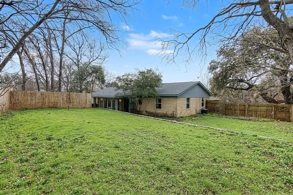 $2,000 | 405 West Torrey Street, Granbury, TX 76048