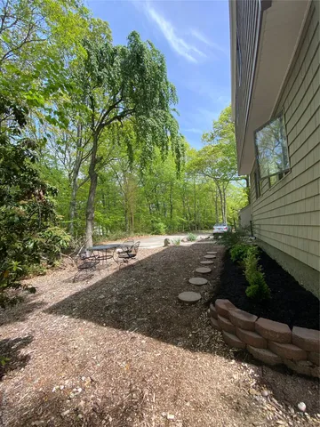 a view of a backyard