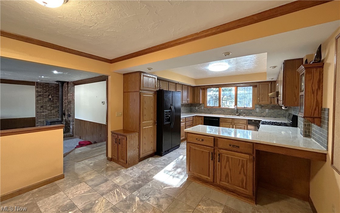 7855 Mulberry Road Chesterland, OH 44026 - Photo 11 of 46 Dinette area in the Kitchen, accented with crown molding, opens to the Family Room.