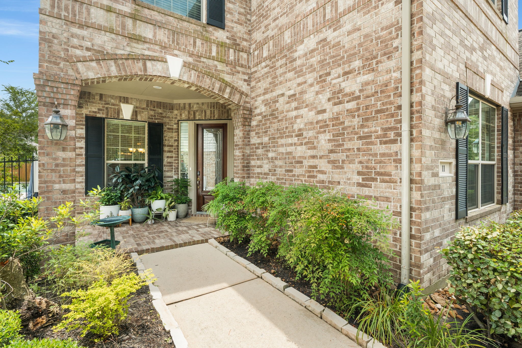 11 Pintuck Place Spring, TX 77389 - Photo 4 of 40 a front view of a building with potted plants