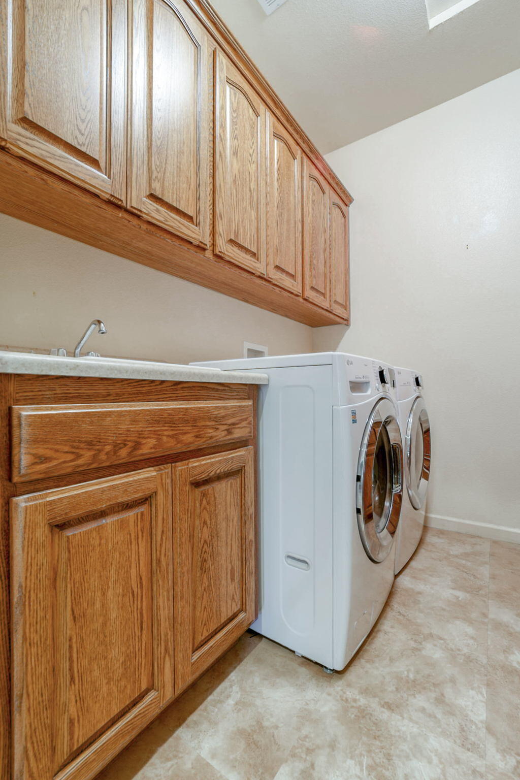 10370 White Star Road Redding, CA 96001 - Photo 17 of 35 laundry room