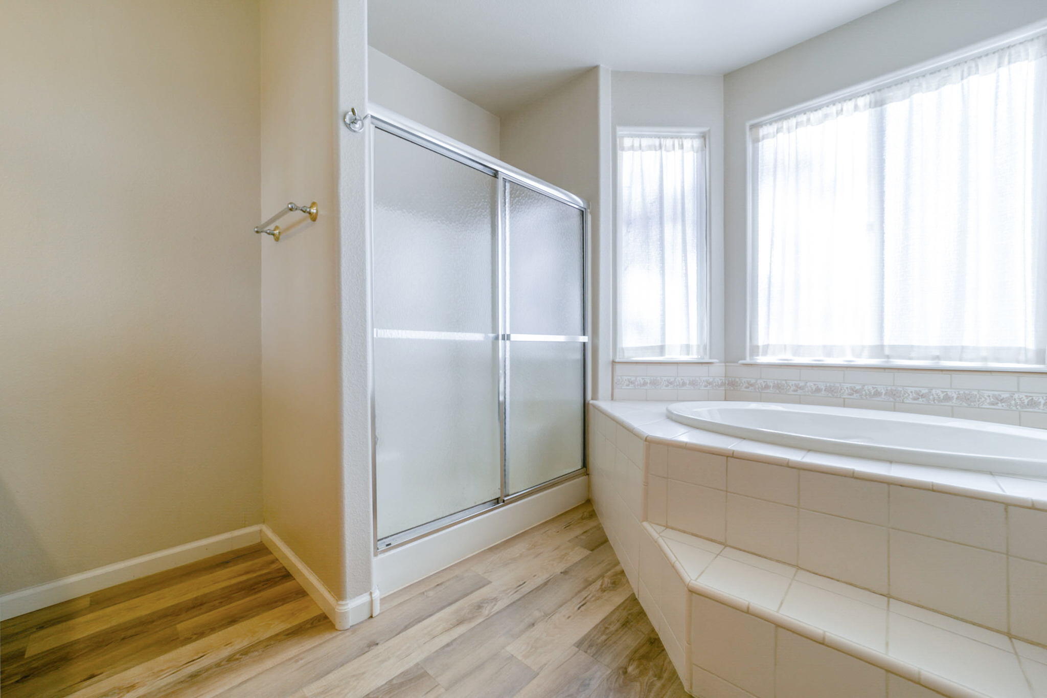 10370 White Star Road Redding, CA 96001 - Photo 20 of 35 master bathroom