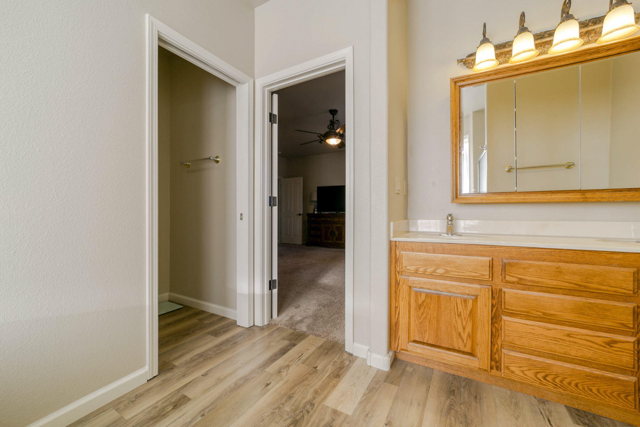 10370 White Star Road Redding, CA 96001 - Photo 21 of 35 master bathroom