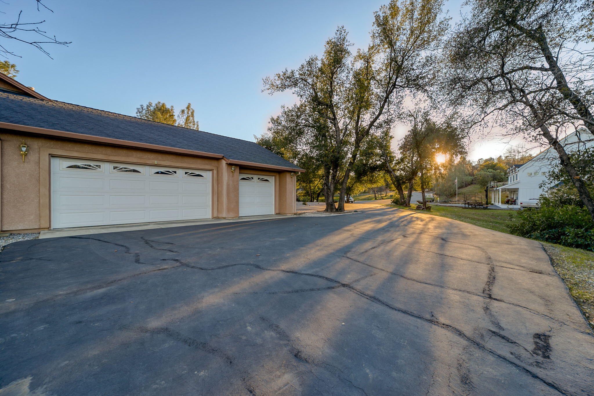 10370 White Star Road Redding, CA 96001 - Photo 4 of 35 3-car garage