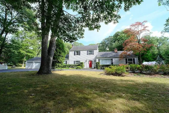 $999,990 | 178 Beverly Road, South Huntington, NY 11746