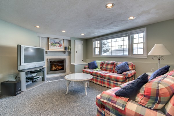 32 Holly Road Reading, MA 01867 - Photo 26 of 30 Gallery Image 26